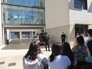 Agentes de la Policía Local de La Nucía explicando los controles policiales de estupefacientes