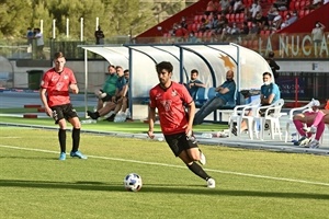 Fer Pina conduciendo el balón en el partido del pasado domingo