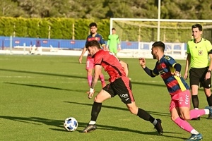 Agüero regatea a un jugador de Llagostera