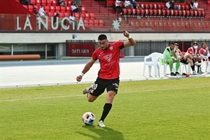 El extremo Javi Cabezas centrando desde banda derecha