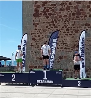 Miguel Bou en lo más alto del podium en la travesía de 5 km. en aguas abiertas