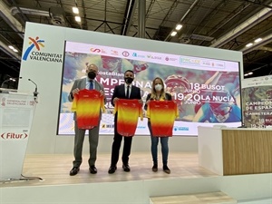 José Luís López Cerrón pte. RFEC, Gema Pascual, seleccionadora nacional de Ciclismo Carretera Féminas, y Bernabé Cano, alcalde de La Nucía con el nuevo mallot de campeón de España