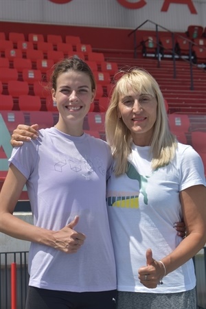 La atleta ucraniana Yaroslava Mahuchikh con su entrenadora Tetiana Stepanova en el Estadi Olímpic Camilo Cano de La Nucía