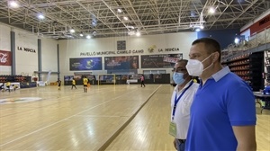 Sergio Villalba, concejal de Deportes, viendo uno de los encuentro del Nacional de Hockey