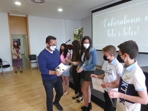 Entrega de los bonos del parque aventura Tirolinas Go a los alumnos premiados