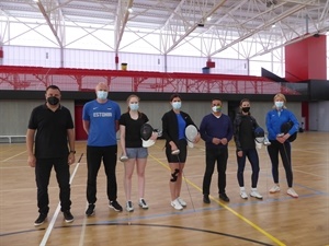 La selección de Estonia de Esgrima en su stage en La Nucía junto a Bernabé Cano, alcalde de La Nucía y Sergio Villalba, concejal de Deportes.