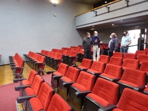 La nueva tapicería roja del Teatre Sindicat le da una renovada imagen a esta sala cultural
