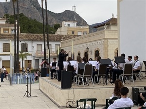 Ramón Lorente dirigiendo durante el concierto