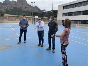 Carlos Ferrís, presidente de la FEMECV y Enrique Sempere, vocal de escalada FEMECV junto a Empar Gadea, directora IES La Nucía y Sergio Villalba, concejal de Educación y Deportes