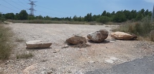 Se han situado piedras para que no vuelvan a realizarse vertidos ilegales en estas parcelas