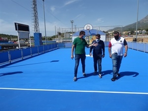 Valentín Berenguer, director obra, Sergio Villalba, concejal de Deportes y Bernabé Cano, visitando las pistas ya renovadas