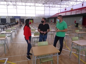 Yolanda Geijo, técnica Cultura hablando con Sergio Villalba, concejal de Educación y Bernabé Cano, alcalde de La Nucía