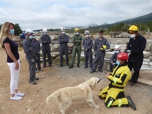 Profesores y alumnos durante las prácticas de "búsqueda y rescate" del FP de Elda en La Nucía, junto a Jessica Gommans, concejala de Protección Animal