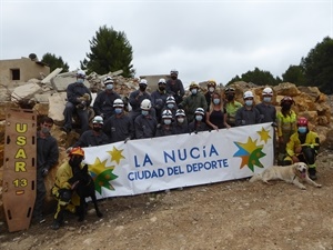 Los 20 alumnos y sus profesores en el Campo Municipal de Entrenamiento de Perros de Rescate de La Nucía
