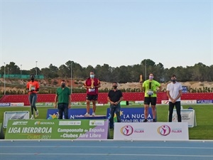 Poidum en categoría femenina: 1º FC Barcelona, 2º Valencia Club Atletismo y 3º Playas Castellón, junto a Raúl Chapado, pte. RFEA, Segio Villalba, concejal de Deportes y Bernabé Cano, alcalde de La Nucía