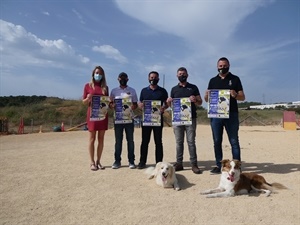 Presentación de la competición esta mañana con  Fermín Gil y Juan Andrés Montiel del Club Agility La Nucía, Jessica Gommans, concejala de Protección Animal, Sergio Villalba, concejal de Deportes y Bernabé Cano, alcalde de La Nucía.