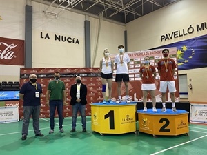 Podium dobles mixtos: oro franceses Drouin-Cattoen y plata para la dupla española Lucía Rodríguez y Rodrigo Sanjurjo. Junto a ellos Ferran Feliu, pte DBCV, Sergio Villalba, concejal de Deportes y David Gómez, vicepresidente de la Federación Española de Badminton