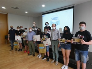 Los estudiantes premiados y finalistas junto a los profesores de música y Pedro Lloret, concejal de Cultura