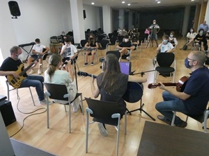Para finalizar la actividad han actuado varias alumnas, acompañadas por los profesores de música