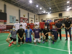 Jugadores y Jugadoras de la Selección Nacional de Bádminton junto a Sergio Villalba, concejal de Deportes y Bernabé Cano, alcalde de La Nucía