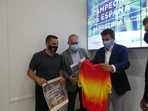 Carlos Mazón con el nuevo mallot de campeón de España de Ciclismo junto a Bernabé Cano, alcalde de La Nucía y José Luís López Cerrón, pte. RFEC