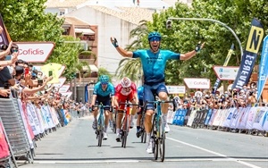 Omar Fraile levanta los brazos tras ganar el sprint en La Nucía