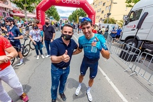 El campeón de España Omar Fraile junto a Bernabé Cano, alcalde de La Nucía, antes de subir al podium