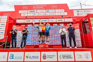 Podium femenino con 1ª Mavi García, 2ª Ane Santiesteban y 3ª Sara Martín, reciben los aplausos de José L. López Cerrón, pte. RFEC, Amadeo Olmos, pte FCCV, concejal Sergio Villalba y Bernabé Cano, alcalde de La Nucía