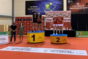 Podium dobles femenino, medalla de oro las holandesas Alyssa Tirtosentono e Imke Van der Aar.y plata las españolas Paula López y Lorena Uslé, junto a ellas Laura López, Responsable Patrocinios Dep. Iberdrola y Bernabé Cano, alcalde de La Nucía