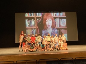 Profesora y alumnado de Tercero A del Colegio Muixara junto a la pantalla con la escritora Ana Alonso en l'Auditori