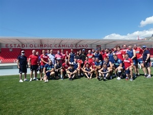 Los jugadores y cuerpo técnico de la Selección de Rusia de Rugby junto a Bernabé Cano, alcalde de La Nucía y Sergio Villalba, concejal de deportes, en el Estadi Olímpic Camilo Cano