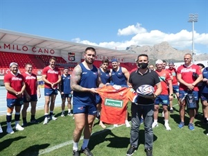 El capitán ruso Viktor Gresev entrega una camiseta de la selección rusa a Bernabé Cano, alcalde de La NucíaIKTOR. GRESEV.