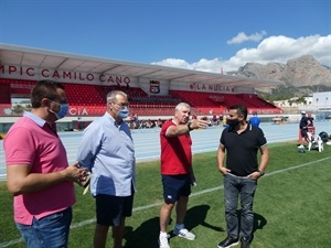 Richard Lyn Jones. seleccionador de Rusia, dialogando con Bernabé Cano, alcalde de La Nucía, Sergio Villalba, concejal Deportes e Ignació Dávila, coordinador stage