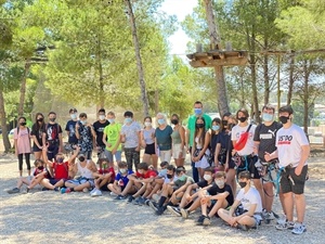 El alumnado del Programa de Acompañamiento Escolar en el "final de curso" en el Parque de Aventura junto a los concejales Mª Jesús Jumilla, Beatriz Pérez-Hickman y Sergio Villalba