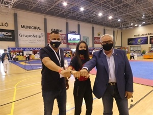 La olímpica Adriana Cerezo junto a Jesús Castellanos, pte Fed Taekwondo y Sergio Villalba, concejal de Deportes