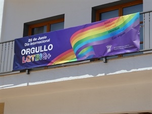 “Amor, respeto, libertad, derechos, Sin Armarios, Con Orgullo” sobre un fondo arcoíris es el lema que aparece en la pancarta