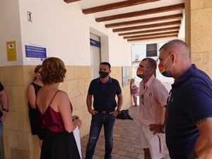 Bernabé Cano, alcalde de La Nucía, dialogando con los representantes de la Asociación Turismo L.G.B.T. Benidorm