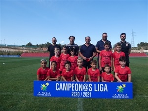 El equipo Benjamín "B" del CF La Nucía se fotografió con el lema de "Campeones de Liga 2020-2021"