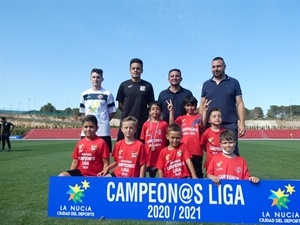 Los prebenjamines del Sporting Futbol Sala fueron reconocidos tras su título liguero