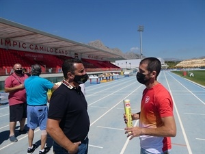 El atleta Carlos Alegre dialogando con Bernabé Cano, alcalde de La Nucía