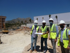 Bernabé Cano, alcalde de La Nucía y Miguel Ángel Ivorra, concejal de Urbanismo, junto al ingeniero de la obra Emilio Fernández y Juan Antonio Rubio, arquitecto técnico municipal.