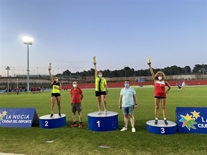 Podium femenina del Nacional Clubs Máster junto a Fernando Marquina, coordinador competición master RFEA y Pepe Cano, concejal La Nucía