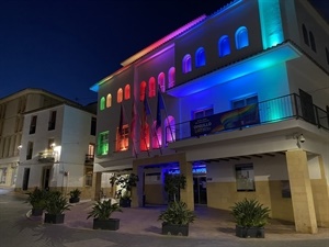 Iluminación para conmemorar el “Día Internacional del Orgullo LGTBIQ+”
