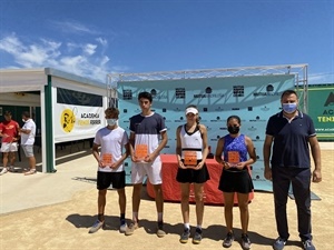 Campeones y subcampeones del torneo junto a Sergio Villalba, concejal de Deportes