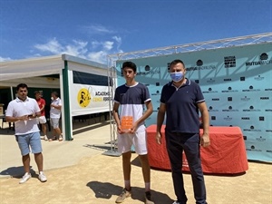 Pablo Martínez con su trofeo de campeón junto a Sergio Villalba, concejal de Deportes