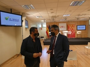 Albert Soler, Director General CSD conversando con Bernabé Cano, alcalde de La Nucía