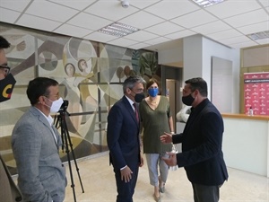 Bernabé Cano, alcalde de La Nucía, saludando a Albert Soler, director general CSD, Marisol Casado, presidente de World Triathlon y José Hidalgo, pte. FETRI