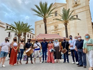 Autoridades municipales y la coordinara de la Feria de Oficios en la plaça Major