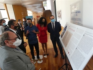 El profesor y doctor Abel Soler de la UJI explicando el panel sobre Jordi de Sant Jordi