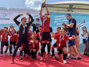 Los prebenjamines nucieros eufóricos celebrando su título de campeones, recibido de manos de Sergio Villalba, concejal de Deportes